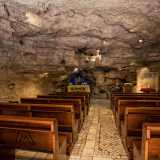 Entriamo dunque nel luogo di culto, ritrovandoci in un ambiente fortemente suggestivo...